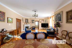 Дом 379м&sup2;, 3-этажный, участок 11 сот.  