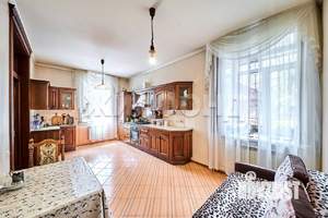 Коттедж 180м², 2-этажный, участок 10 сот.  