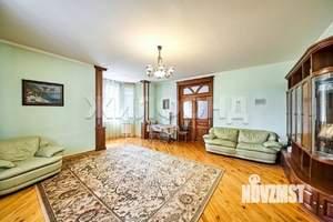 Коттедж 180м², 2-этажный, участок 10 сот.  