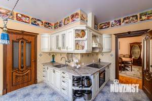 Дом 379м&sup2;, 3-этажный, участок 11 сот.  