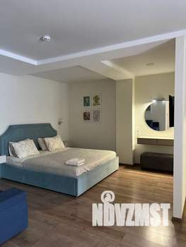 Студия квартира, посуточно, 38м2, 1/10 этаж